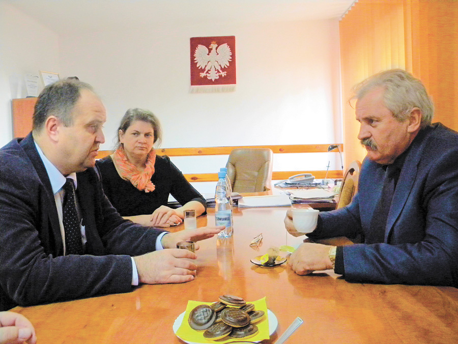 Бурмістр Бихави Януш Урбан (ліворуч) та голова громадської організації «Кореччина» Борис Дицяк обговорюють проекти співпраці з ЄС. Фото надане автором